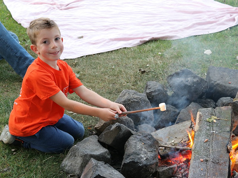 Lekker marshmallows roosteren boven het kampvuur