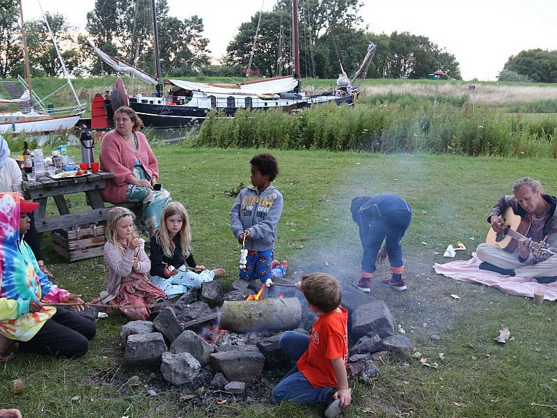 Kampvuur met marhsmallows en gitaarmuziek