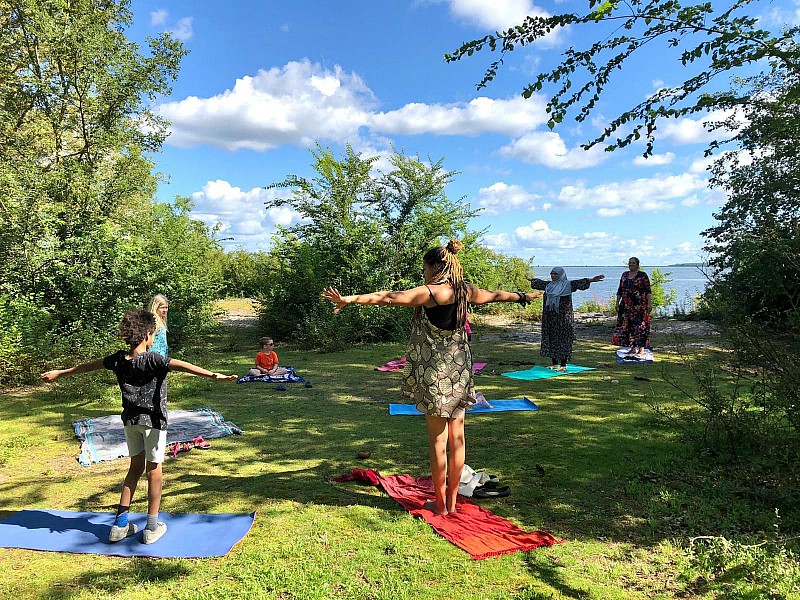 Yoga-sessie in het bos