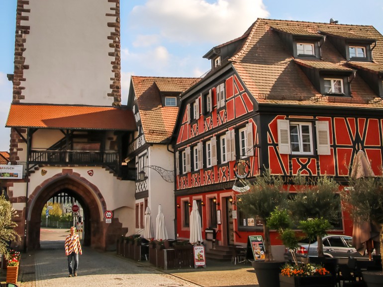 Een mooie poort en rood vakwerkhuis in het Duitse Gengenbach in het Zwarte Woud, Kinzigtal