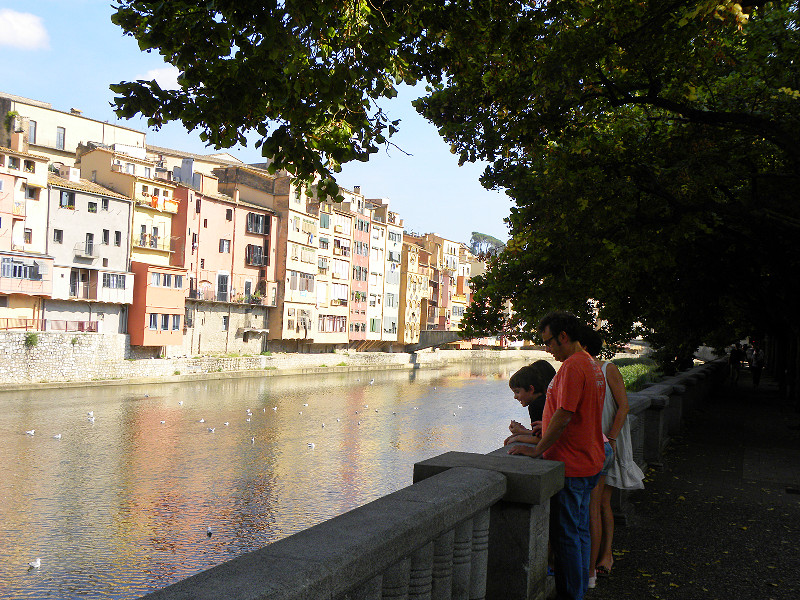 De kleurrijke huizen aan de rivier in Girona