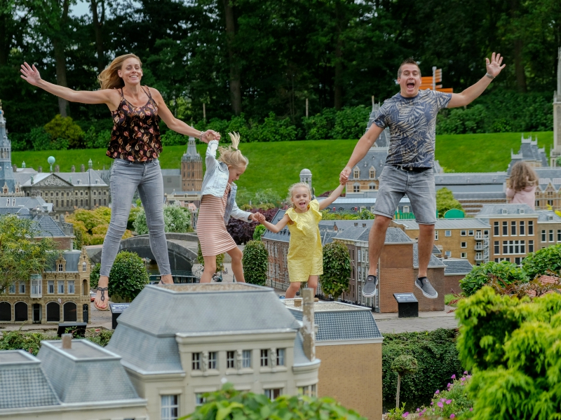 Reporter Bianca enhaar gezin in Madurodam