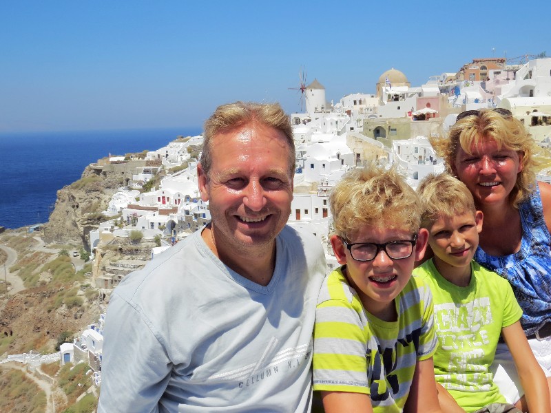 We poseren bij het fotogenieke dorp Oia op Santorini