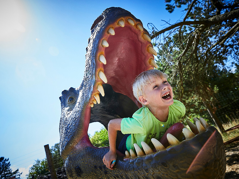 Dinosaurus eet kind in Givskud Zoo