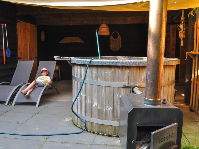 Chillen bij de hottub en sauna op glamping de Bosweide