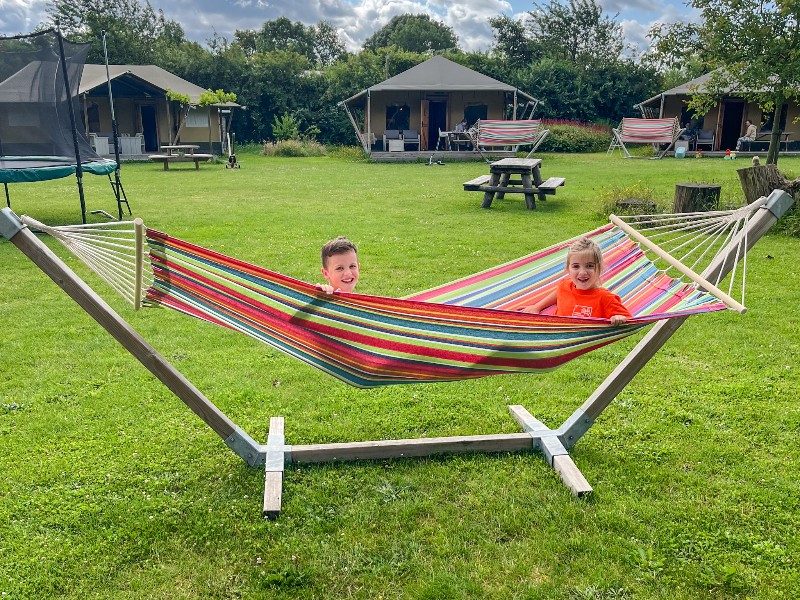 Glamping de Bosweide in Alphen, Brabant, is ideaal voor gezinnen met kinderen van 2-10 jaar. Geniet van luxe safaritenten, Brabantse gastvrijheid, speelplekken