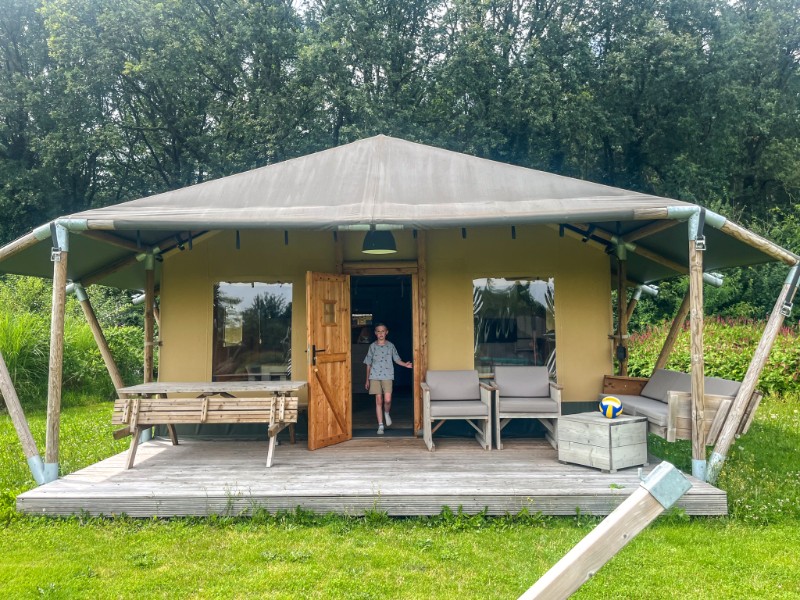 Onze mooie safaritent op Glamping de Bosweide van buitenaf gezien