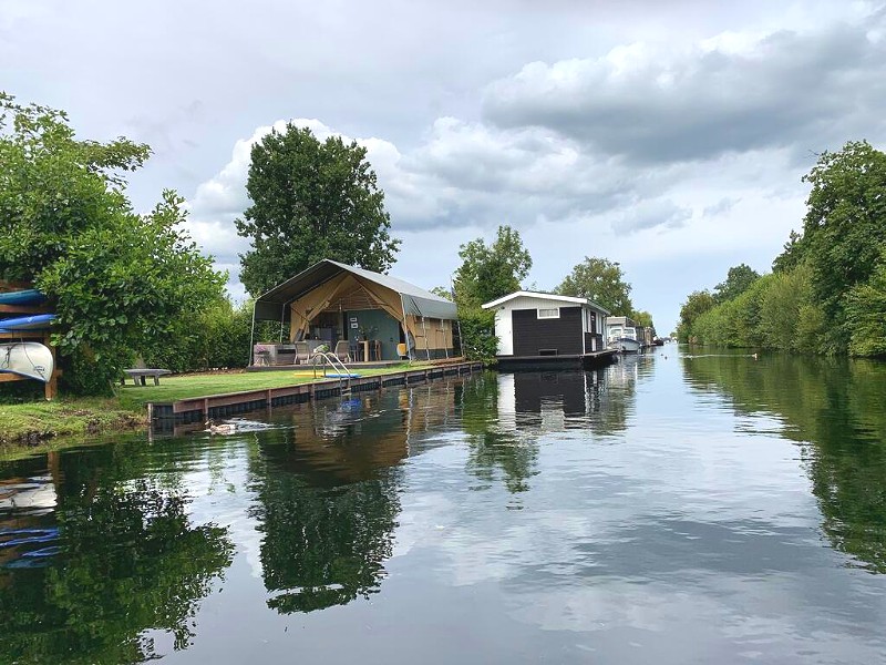 De mooie glamping lodge aan de Vinkeveense plassen