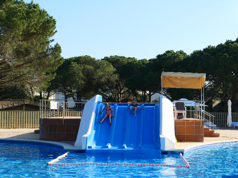 Leuke glijbaan bij het zwembad op Camping Calella de Palafrugell