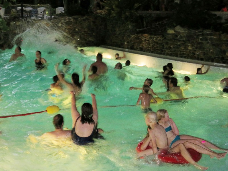 Het golfslagbad in het subtropisch zwembad