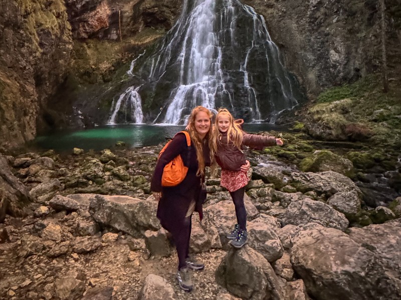 Marieke en haar jongste dochter voor de indrukwekkende Gollinger waterval
