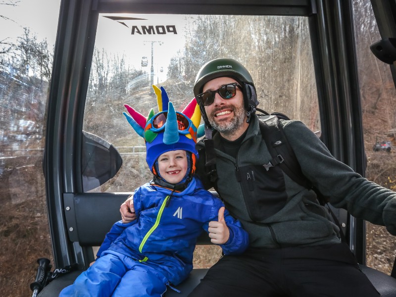 Het gezin van Elisabeth onderweg met de gondel vanuit Bridels-les-Bains naar Méribel Centre