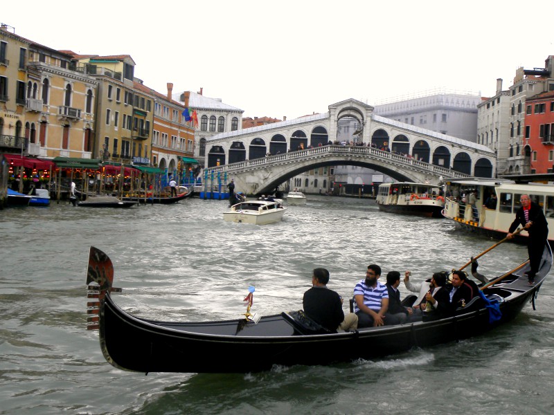 Gondels en de Rialto-brug. In een leuk boek leren de kinderen die alvast kennen