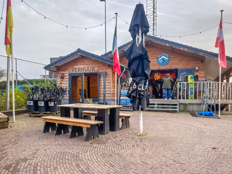 Links de verhuurafdeling van Wolfskamer Wintersport en rechts de Serviceshop.