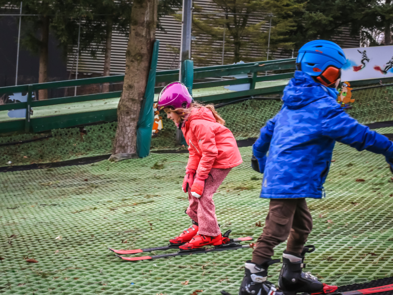 De eerste afdalingen op de borstelbaan van Wolfskamer Wintersport