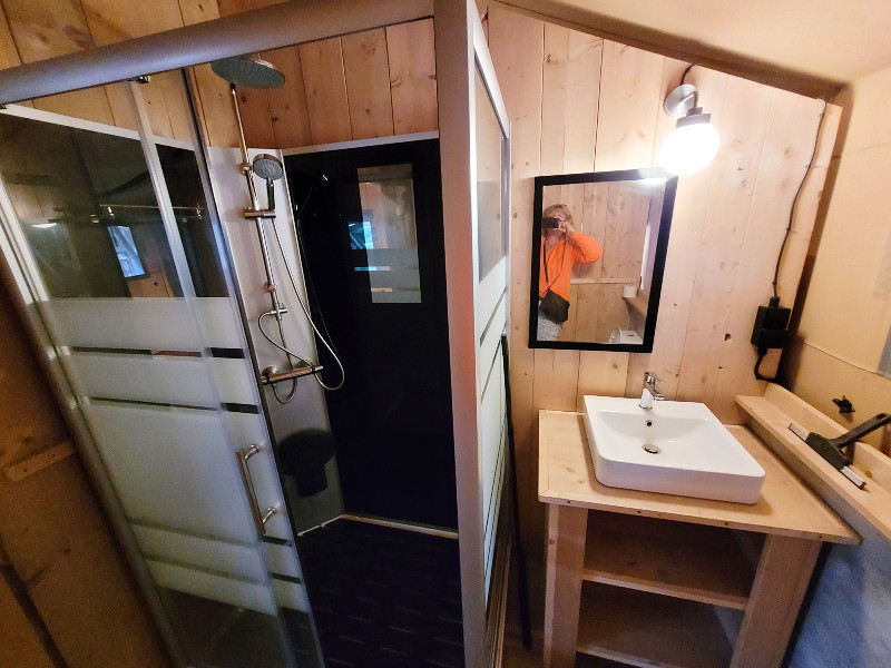 De badkamer met ruime douche.