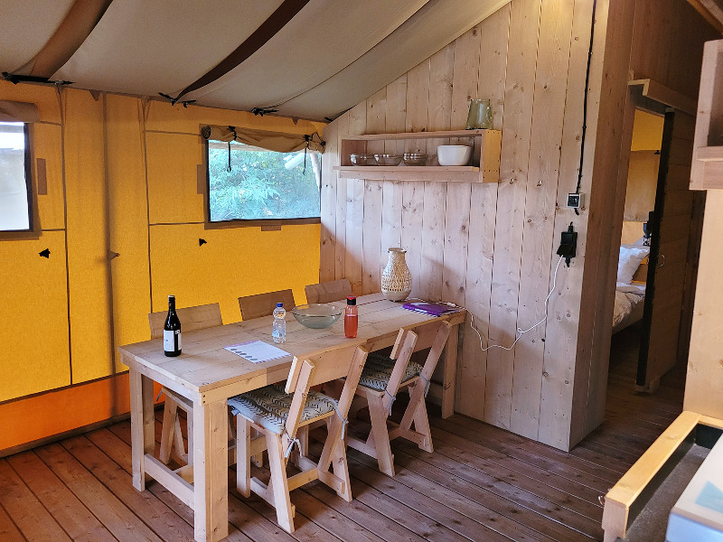 De eettafel in de tent