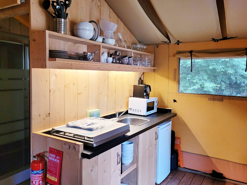 De keuken met magnetron