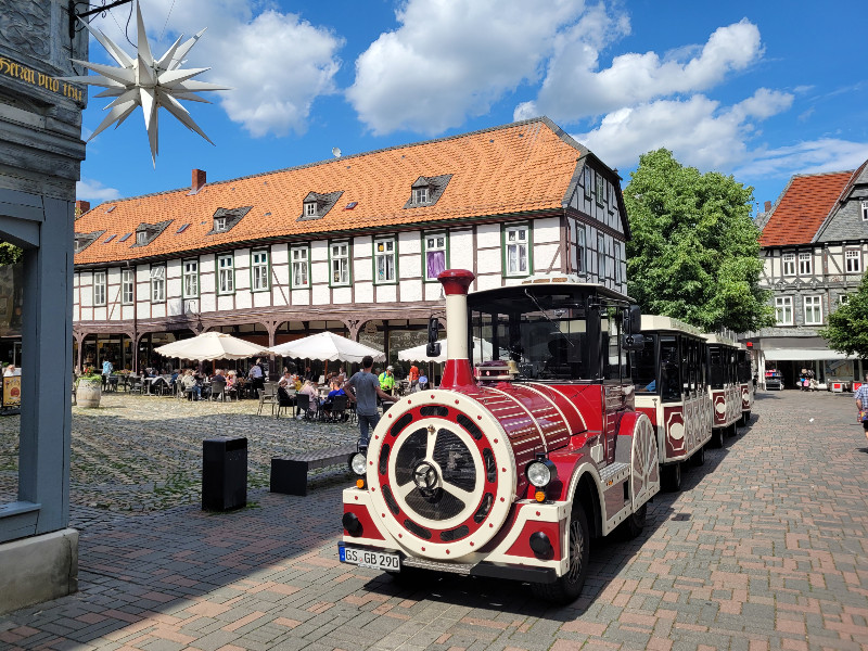Maak een ritje door Goslar in het toeristentreintje
