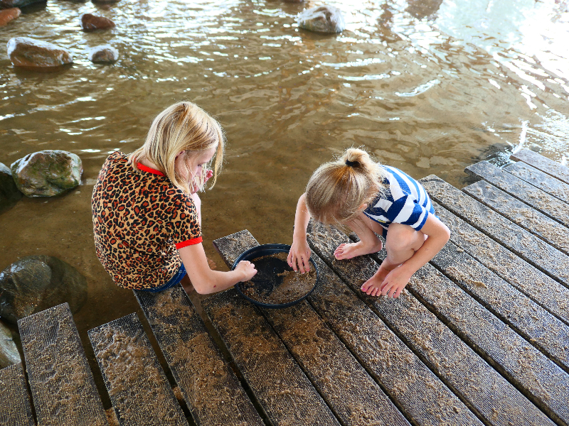 Sanne en Emma zijn heel geconcentreerd op zoek naar goud