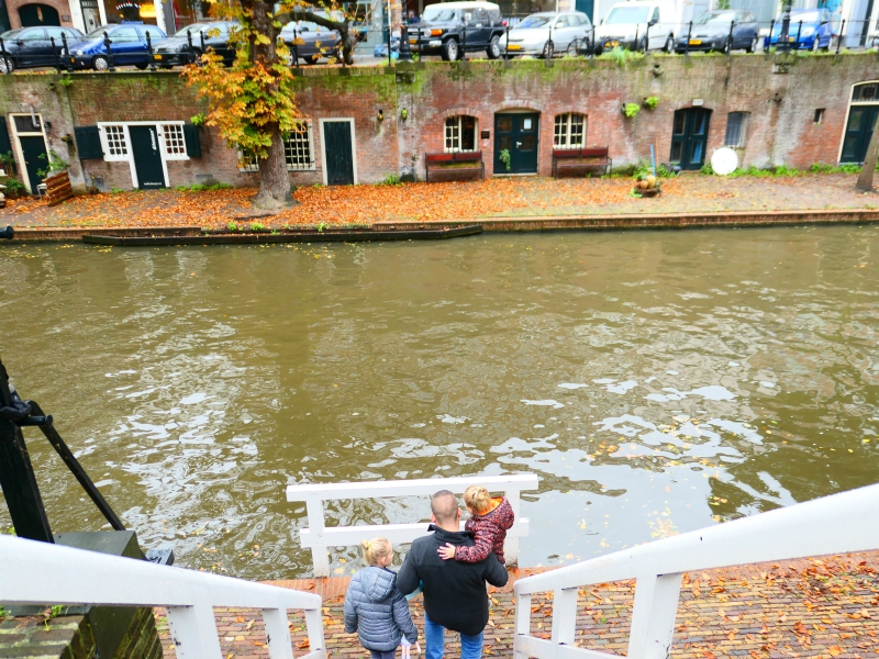 Voorzichtig met de kinderen bij de grachten in Utrecht