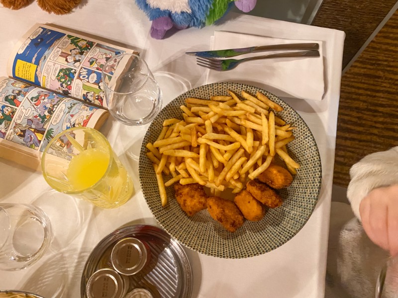 Yes, kipnuggets en frietjes op het kindermenu van le Grand Hotel des Therme