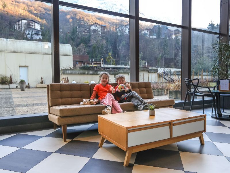De kinderen van Elisabeth in de lobby van het Grand hotel des Thermes in Brides-les-Bains
