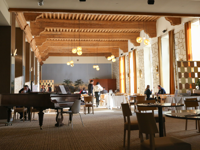 Het restaurant van le Grand Hôtel des Thermes, waar je ook kunt ontbijten