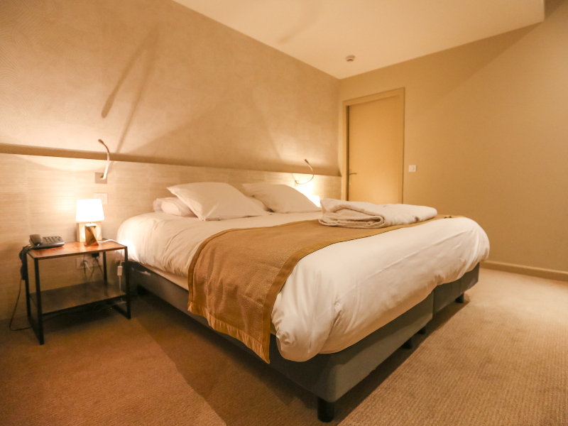 Slaapkamer met kingsize bed in Grand Hotel des Thermes