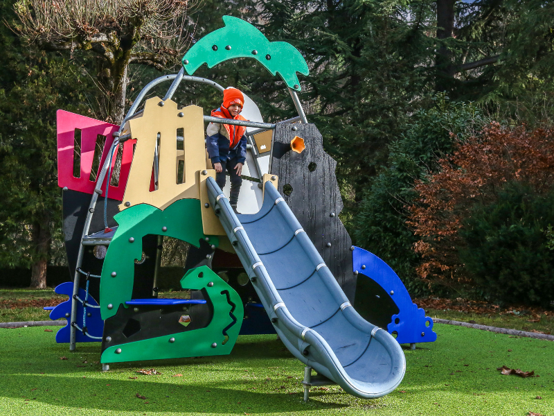 De zoon van Elisabeth speelt in het speeltuintje direct naast het Grand Hotel des Thermes