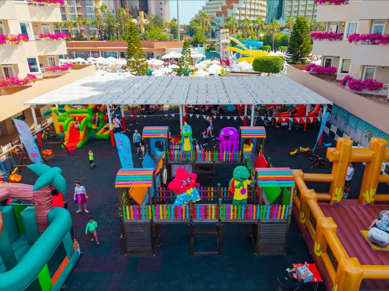 Speelplaats en de mascottes van Grand Park Lara