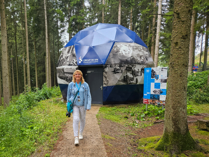 Balade du Centenaire, Sabine bij een helm tijdens de wandeling langs 100 jaar autosportgeschiedenis