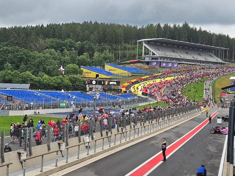 Het publiek mag na de Formule 1 race op het circuit wandelen