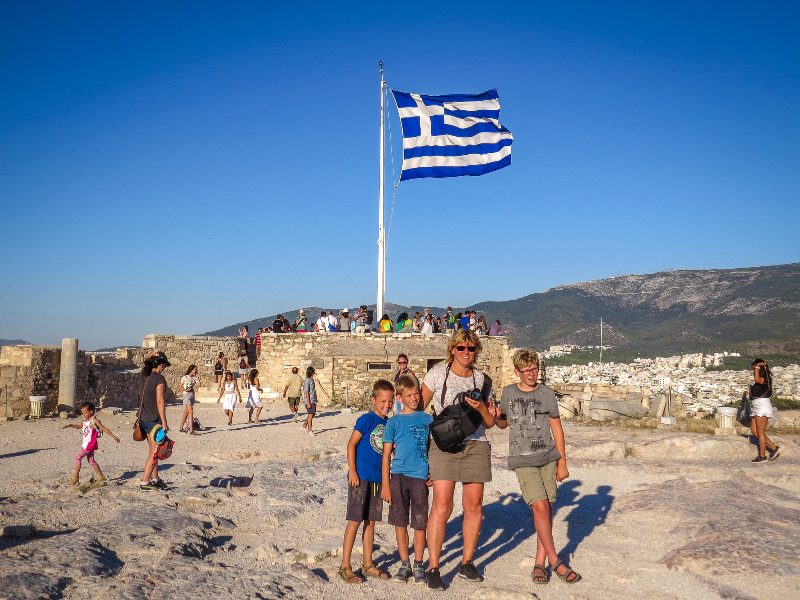 Sabine en de kinderen bij de Akropolis in Athene, Griekenland
