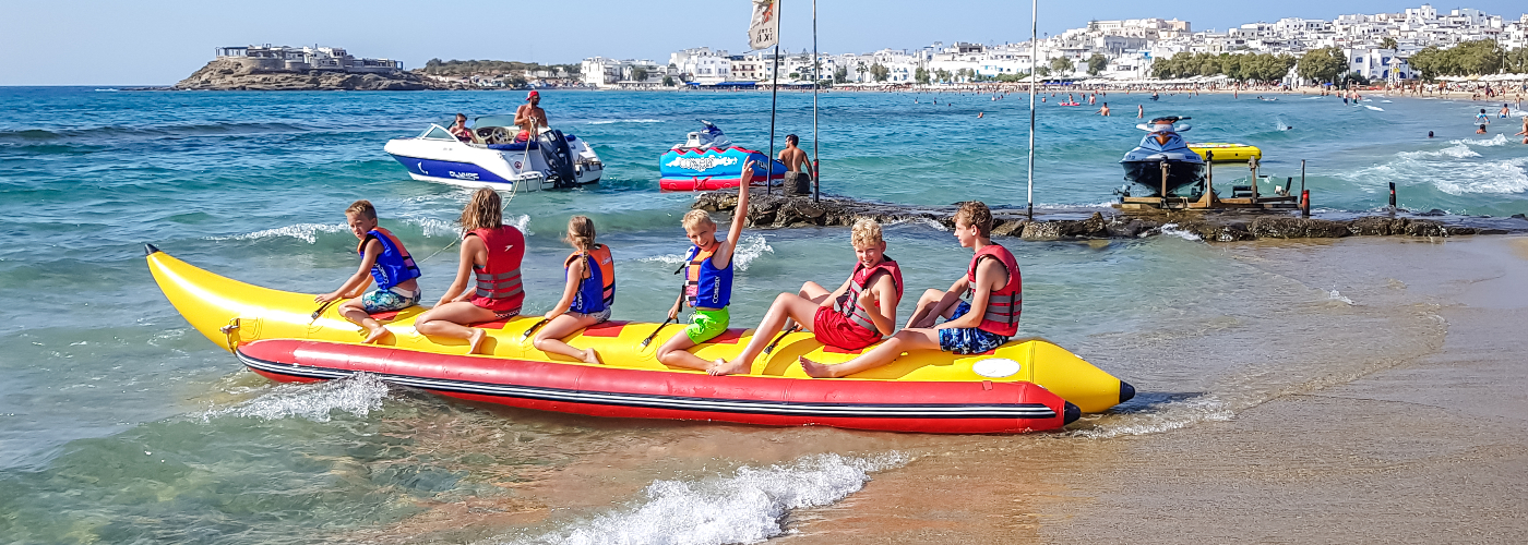 De kinderen in Griekenland op het strand