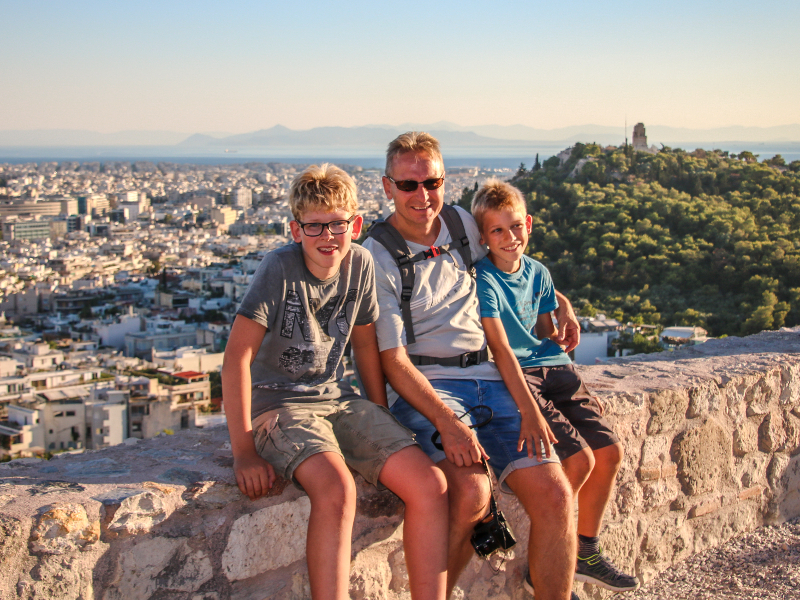 Patrick en de jongens tijdens onze rondreis door Griekenland in Athene