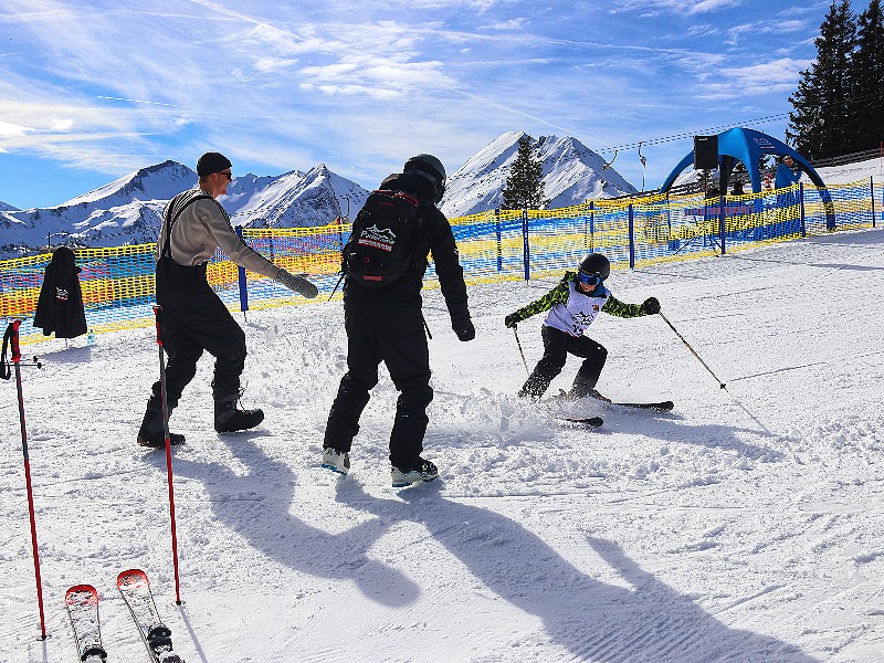 Mark geeft zijn skileraar een sneeuwdouche aan het eind van de race!