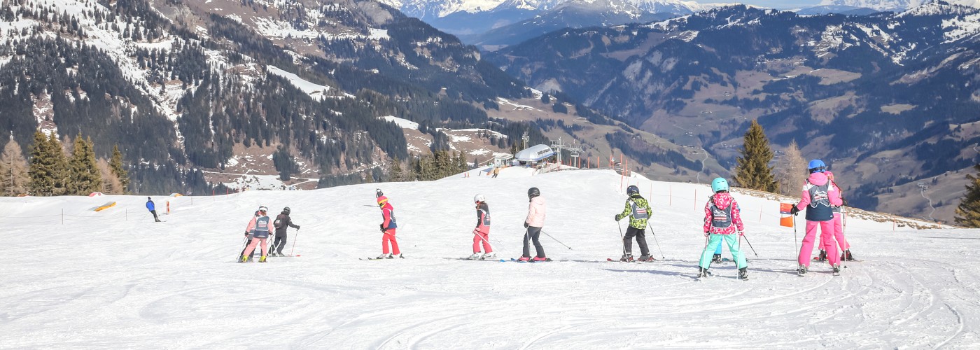 Kinderen tijdens een skiklasje in Oostenrijk