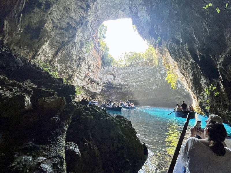 Met een boottocht bezoek je de prachtige grot van Melissani in Kefalonia