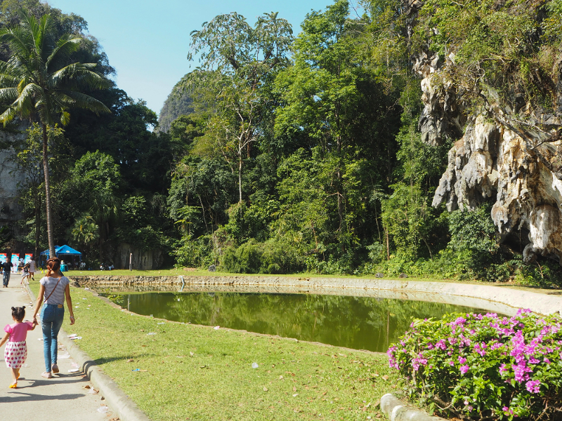 De ingang van de grotten van Srinagarindra park in Phang Nga Town