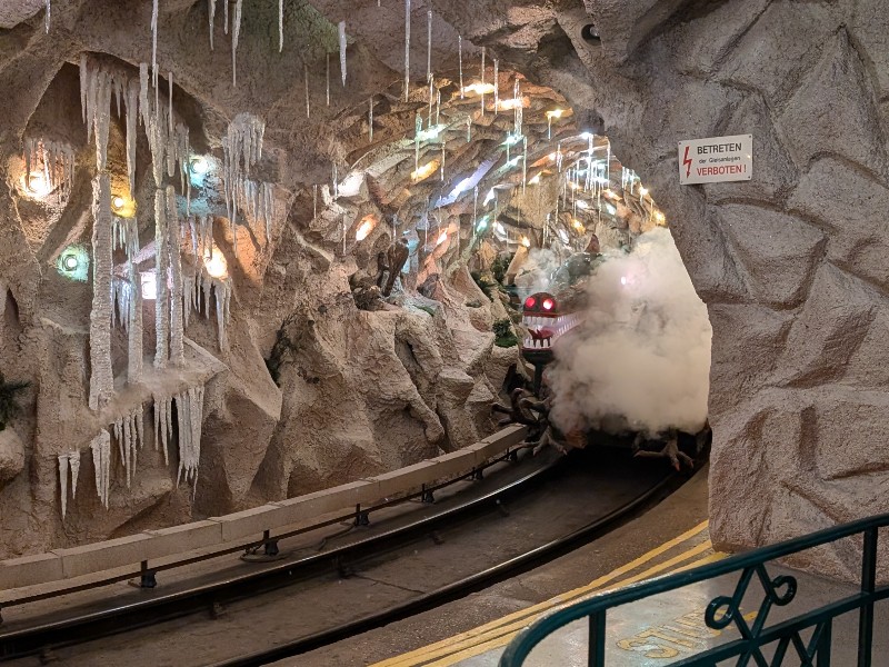 Stap in de draak en ga op een sprookjesachtige tour met de Grottenbahn in Linz!
