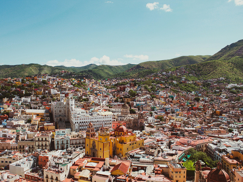 Guanajuato in Midden Mexico, met de gele Basilica de Guanajuato