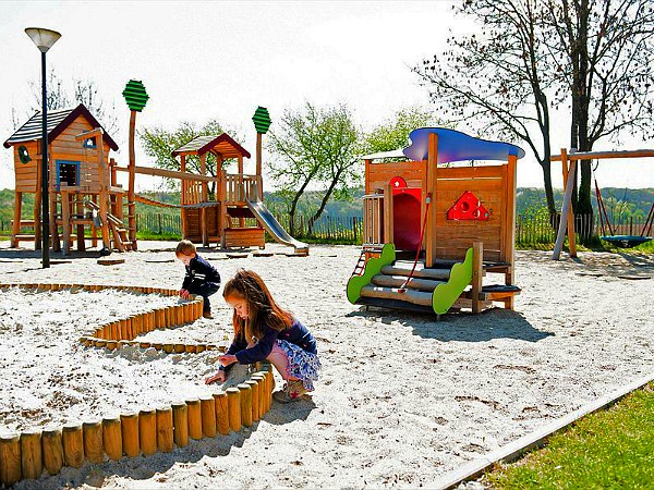Kinderen spelen met zand in de speeltuin