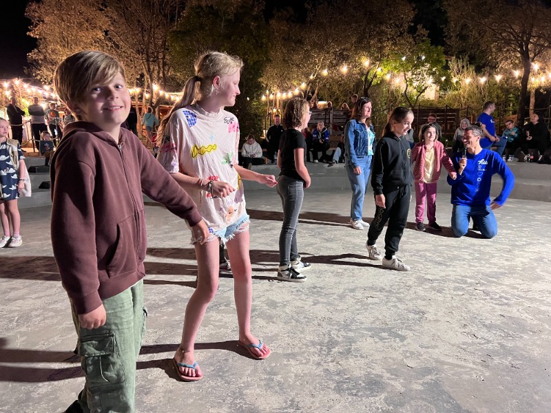 Lekker bij het animatieteam van camping Montescudaio village