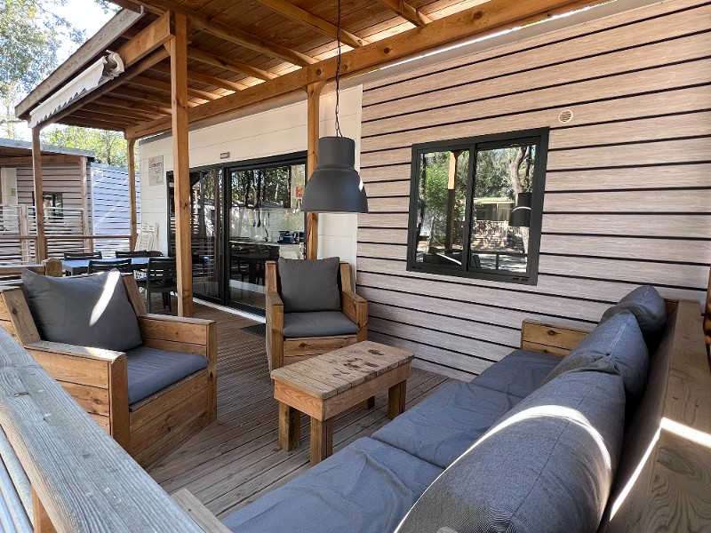 Loungebanken bij de accommodatie van Gustocamp