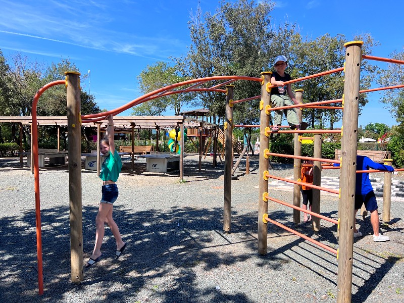 Lekker klimmen in een van de speeltuinen van camping Montescudaio village