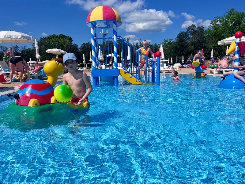 Kinderen kunnen lekker zwemmen bij camping Montescudaio village.
