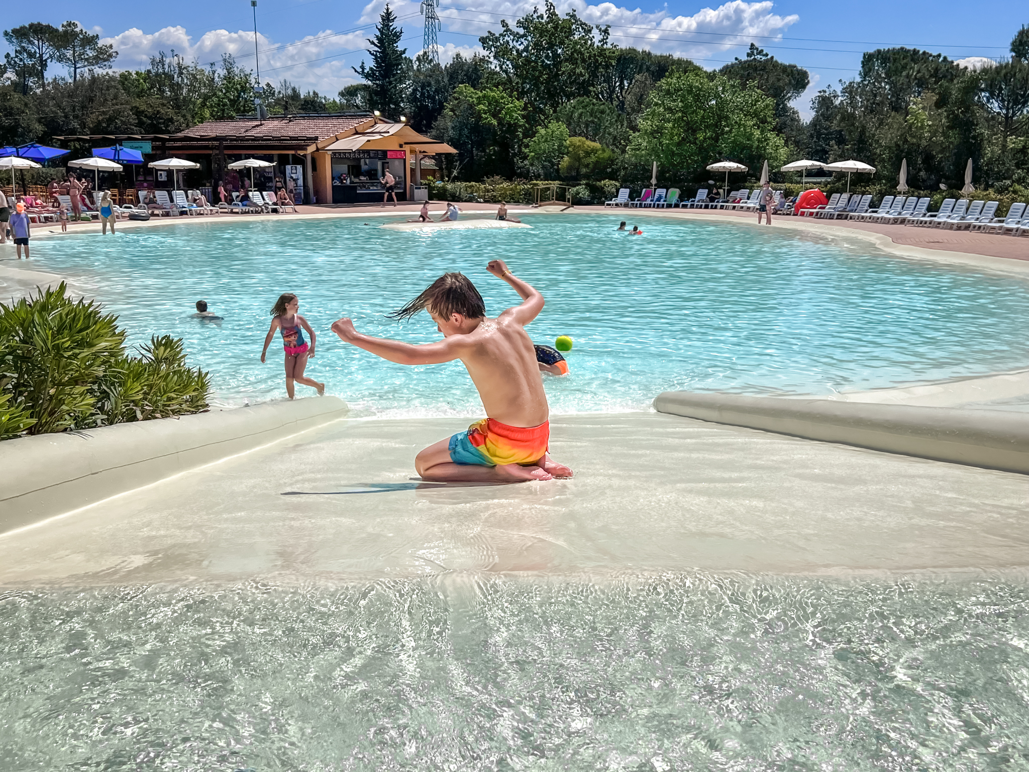 Glijden in het zwembad van camping Montescudaio village