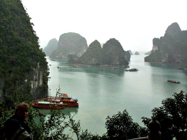 Dat ben ik, poserend bij Halong Bay