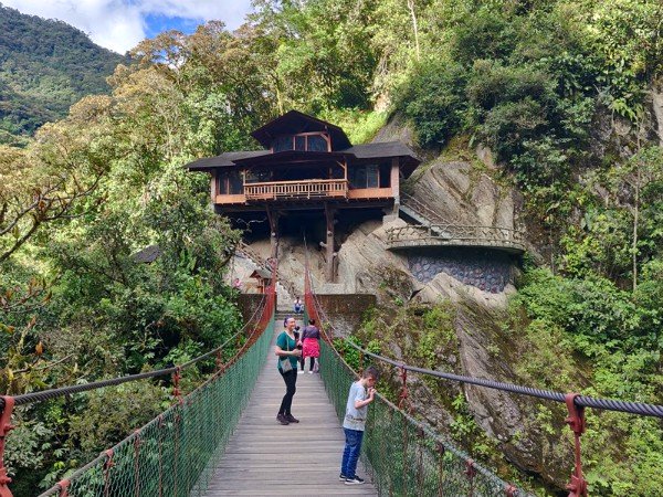 De fantastische natuur in Ecuador, hier de hangbrug bij de Poilon del Diablo waterval